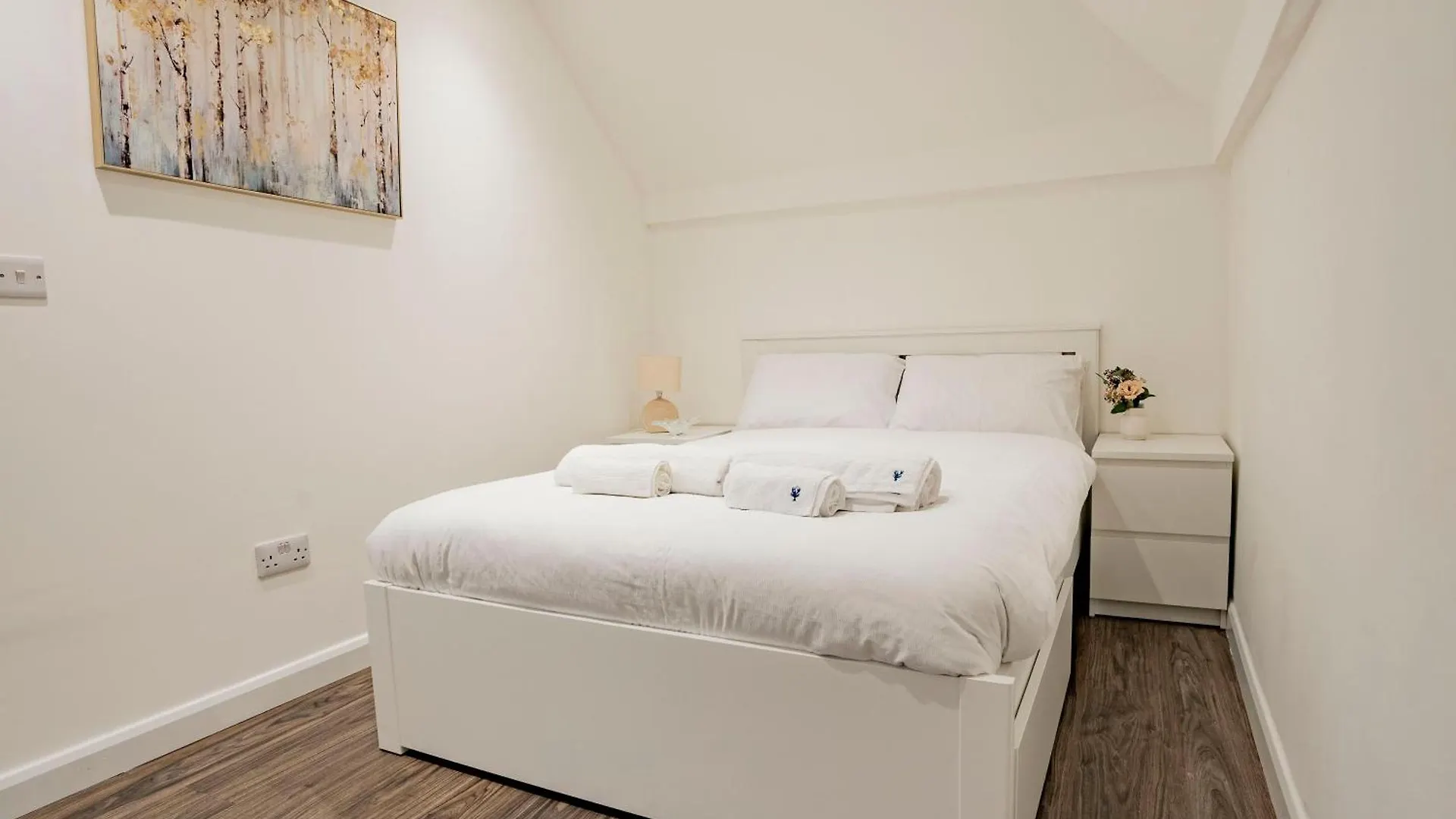 Uxbridge Home 1 Bed Flat דירה