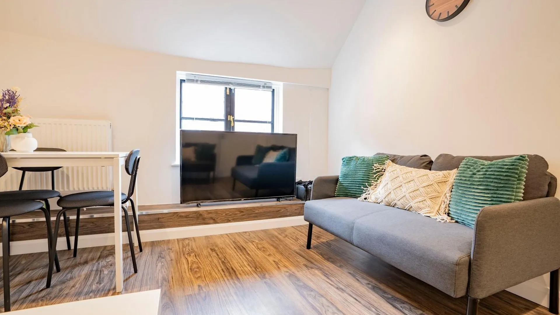 Uxbridge Home 1 Bed Flat דירה